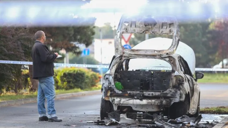 Maskirani napadači zapalili vozaču Ubera auto, jedva je izvukao živu glavu