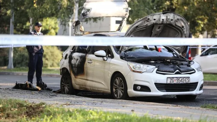 Razbili staklo i zapalili auto ispred Filozofskog fakulteta