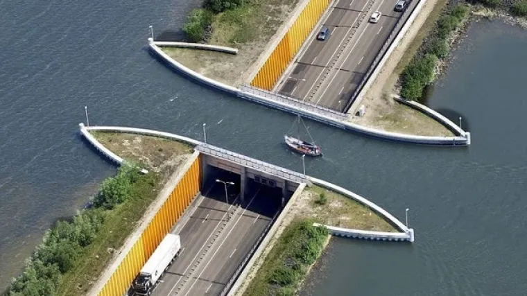 Inženjersko remek djelo u Nizozemskoj ne prestaje odu&scaron;evljavati svijet: auti voze po cesti iznad koje plove brodovi
