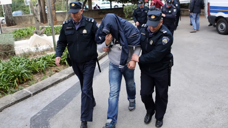 Četvorica manijaka koji su u Dubrovniku pretukli trudnicu pravdaju se da su to učinili jer ih je netko 'zalio vodom'