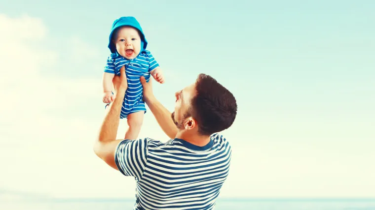 Tate na porodiljnom: sve vi&scaron;e očeva između posla i djeteta bira dijete