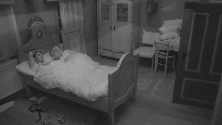 Sara i Ante se zaigrali ispod plahte, nisu marili za kamere koje su ih cijelo vrijeme snimale