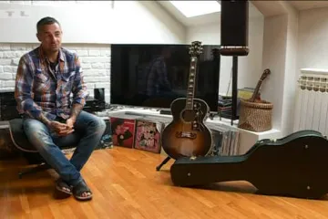 Glasna glazba i brzi motori: Sandijeva kolekcija vinilnih ploča i 'makina' u garaži oborili su nas s nogu