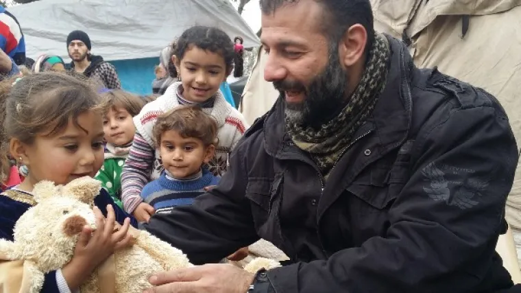 Upoznajte krijumčara igračaka koji riskira svoj život kako bi razveselio sirijsku djecu