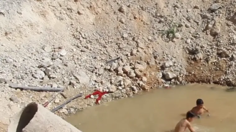 Za ove dječake iz Alepa, ratna zona je vodeni park: djeca plivaju u krateru nastalom nakon bombe