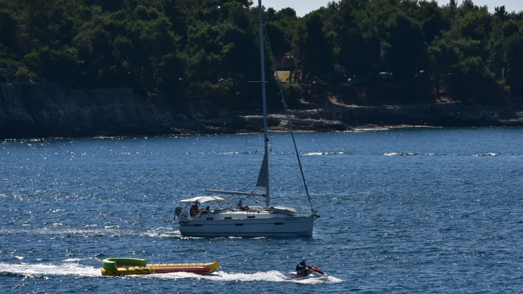 Gorjela jedrilica na &Scaron;olti: vatru je ugasilo sedam otočnih vatrogasaca