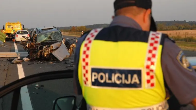 Kod Čakovca se sudarili kombi i auto, promet blokiran
