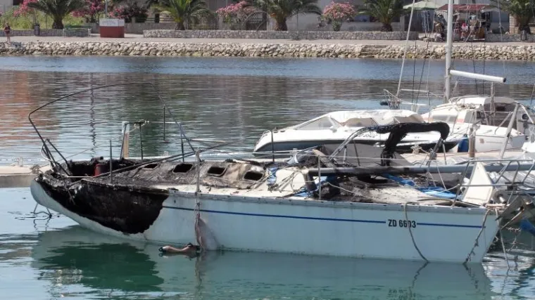 Gorjela jedrilica, požar gasilo sedam vatrogasaca