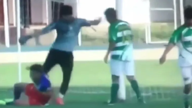 Podivljali golman slomio lubanju suparničkom igraču!