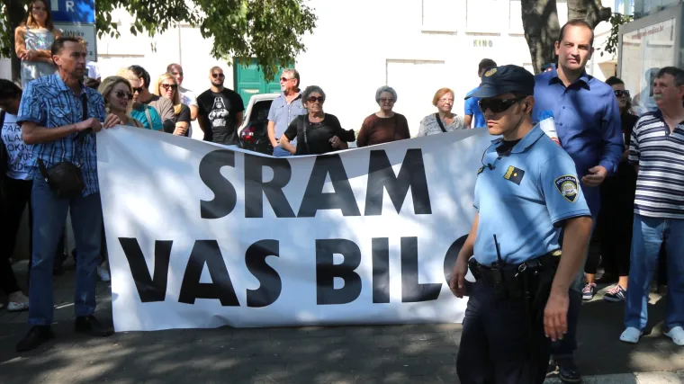 Ti&scaron;njanci prosvjedovali zbog ukidanja tima hitne medicinske pomoći: 'Sram vas bilo!'