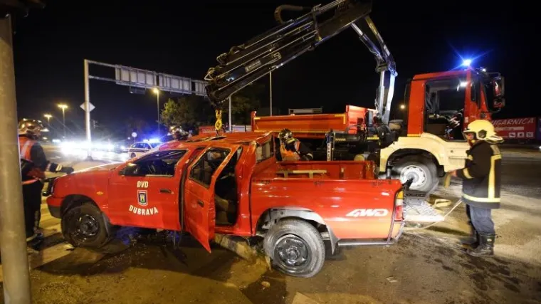 Vatrogasci jurili gasiti požar pa ih izvlačili iz slupanog vozila