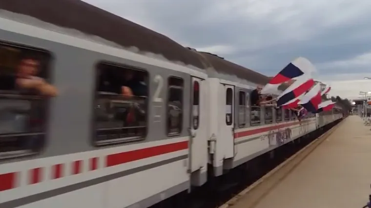 Bili vlak s Torcidom na putu prema metropoli, policija izdala posebno upozorenje