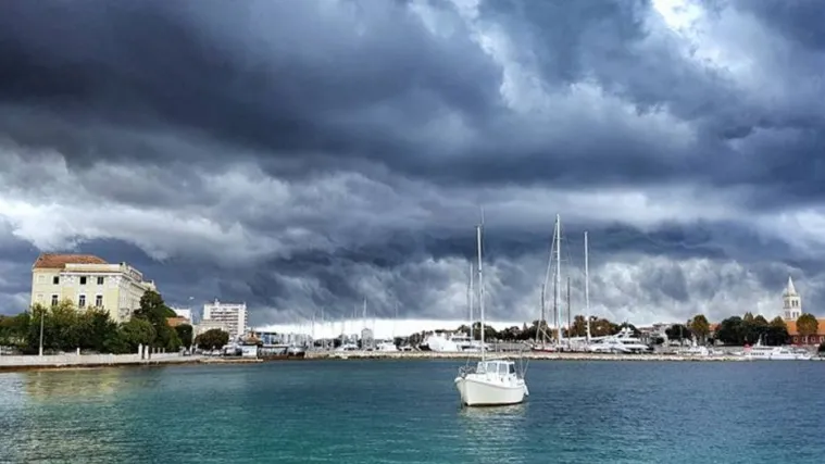 Prizori apokalipse nad Zadrom: nagužvali se crni oblaci, nebo se spojilo sa zemljom