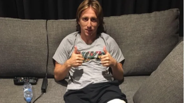 Modrić nakon operacije sa smje&scaron;kom na licu: 'Sve je pro&scaron;lo odlično! Hala Madrid i forza Hrvatska'