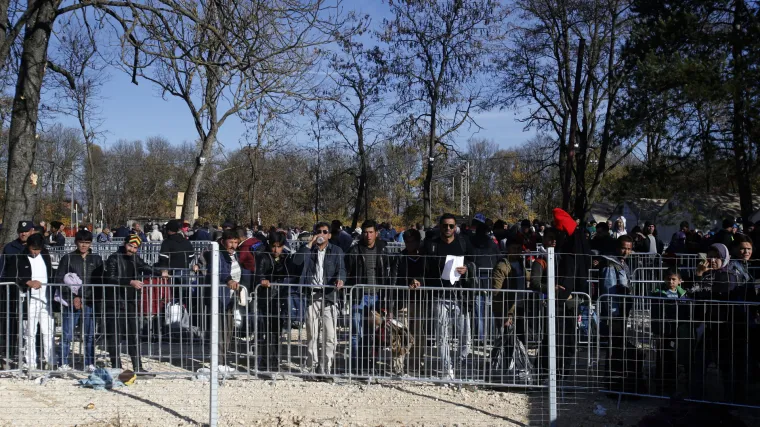 Migranti blokirali prometnice u Beogradu i krenuli prema Mađarskoj, jedna osoba ozlijeđena