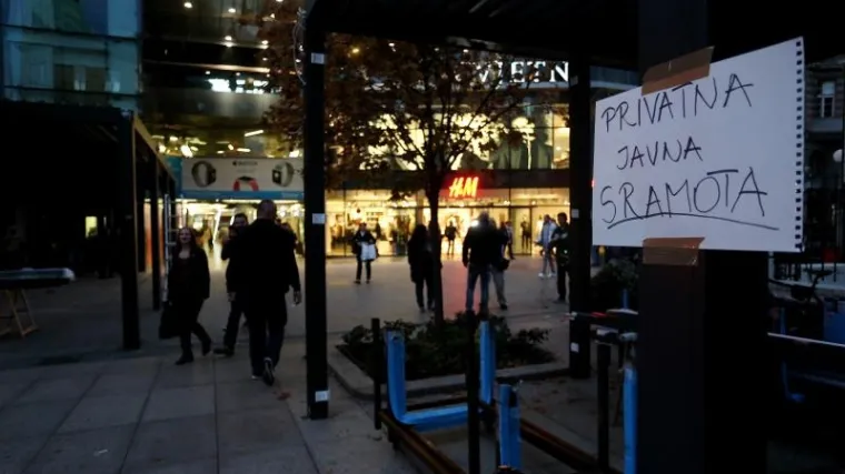 'PRIVATNO-JAVNA SRAMOTA': Bijesni Zagrepčani prosvjedovali protiv Horvatinčićeve terase na Cvjetnom