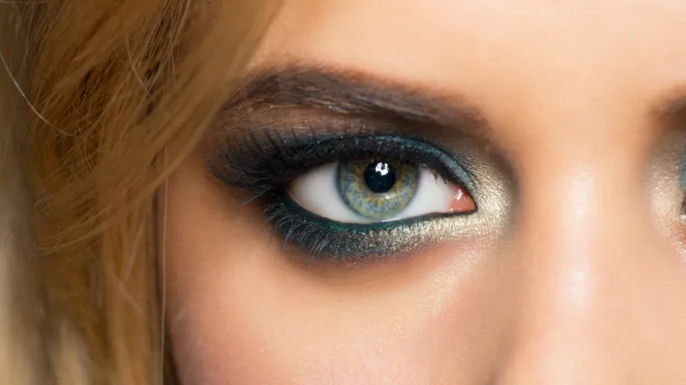 Istaknite se: klasični crni smokey eyes zamijenite s veselim bojama