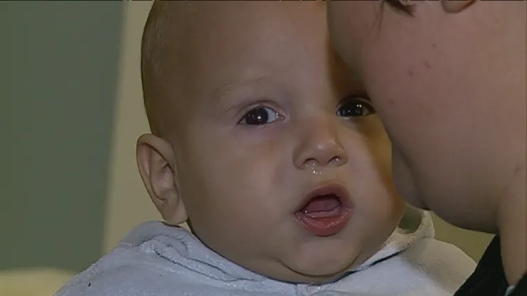 Operacija urođene mrene malenom Andreju promijenila život: prvi put u životu vidi svoju mamu