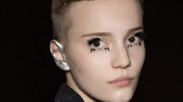 Neobični make-up trend: Insta-pomama za &scaron;minkanjem uha