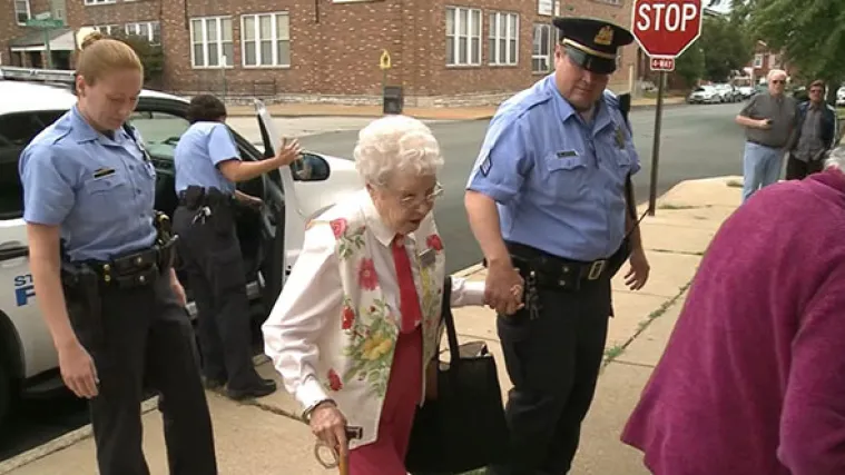 U 102. godini života ispunjena joj je dugogodišnja žudnja: bakica privedena s lisicama na rukama