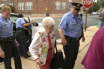 U 102. godini života ispunjena joj je dugogodišnja žudnja: bakica privedena s lisicama na rukama