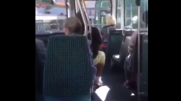 A 'SAMO' SE JAVILA NA MOBITEL... Srpkinja u &scaron;vicarskom tramvaju postala hit. Poslu&scaron;ajte za&scaron;to