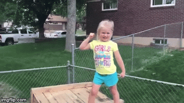 U dvorištu joj izgradio pomalo opasni poligon, ali ona uživa svim srcem