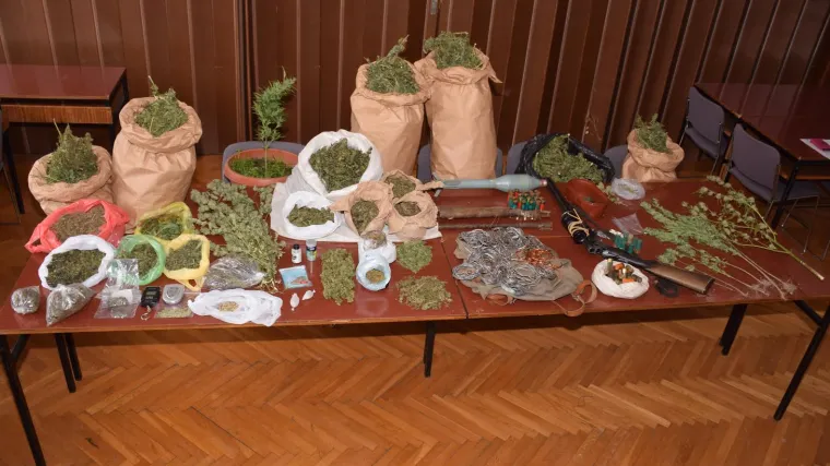 Policija razotkrila uhodani posao 12-orice uzgajivača 'trave'