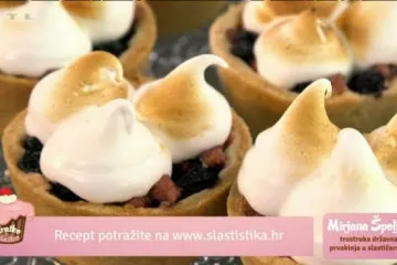 Desert za prste polizati: hrskave tortice s aronijom i kruškama