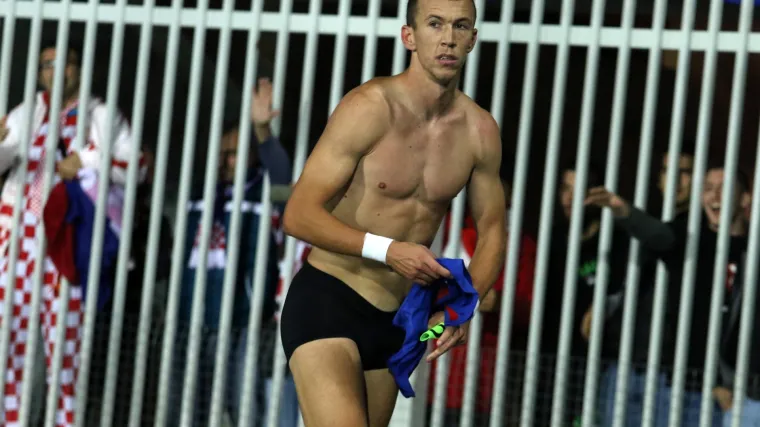 &Scaron;ećer na kraju: Peri&scaron;ić izveo striptiz nakon utakmice, a fotograf  'ulovio' njegove 'pločice'