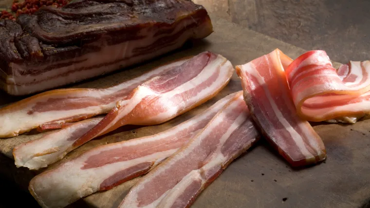 Pijani Poljaci slaninom gađali muslimane koji su se pripremali za večernju molitvu