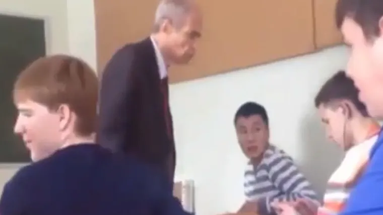 Dramatični trenutak: cijeli razred obranio starijeg učitelja na kojeg je nasrnuo agresivni učenik