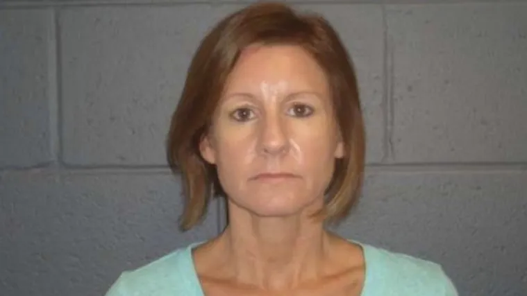 Dobila 15 godina zatvora jer je spavala s maloljetnim dečkom svoje kćeri