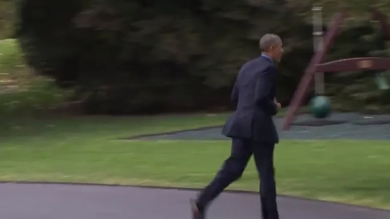 Ovako izgleda kada Obama shvati da je zaboravio ponijeti mobitel