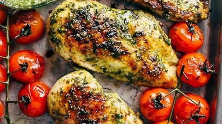 Brzinski ručak: Piletina s pestom od bosiljka i pečenim rajčicama