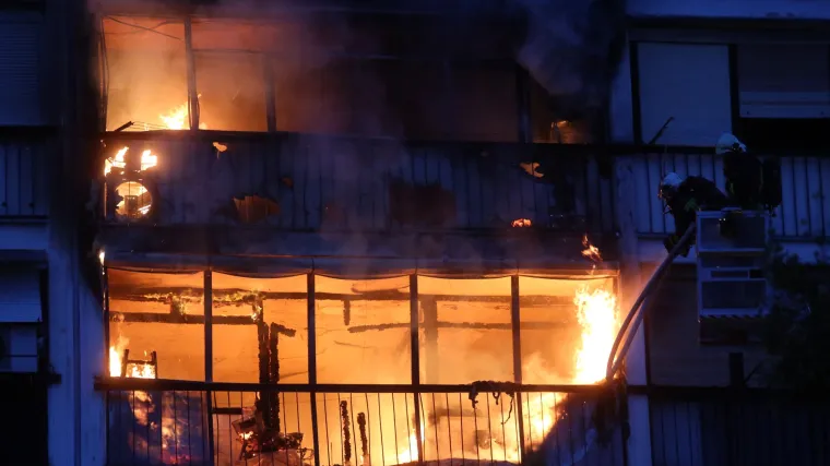 U požaru na Remetinečkoj cesti izgorjela dva stana: ozlijeđena jedna osoba