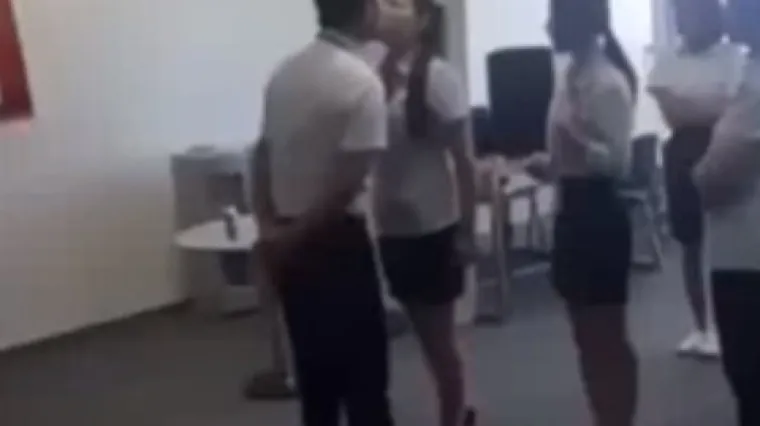 Skandalozan kolegij: &scaron;ef tvrtke prisilio radnice da ga svako jutro poljube u usta