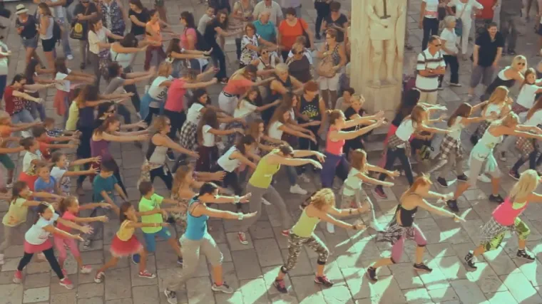 Ples na Stradunu: U flash mobu sudjelovale sve generacije