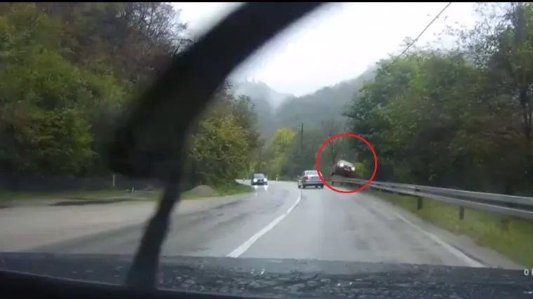 Na punoj cesti izgubio kontrolu, auto poletio i zamalo zavr&scaron;io u Uni