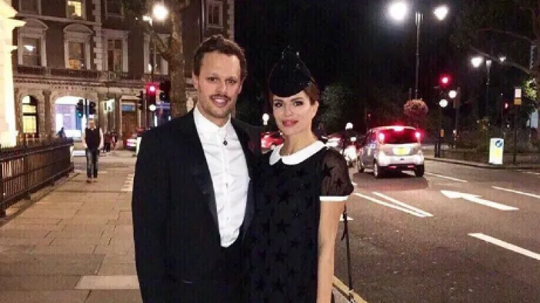 Ona odjenula turbokratku haljinicu po ovoj zimi, a on na odijelo kombinirao tenisice