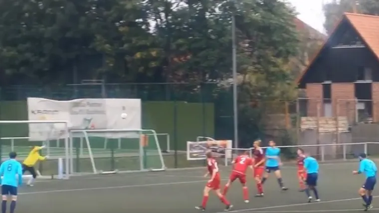 Opalio s 25 metara, pogodio prečku, uhvatio odbijanac i volejem skinuo paučinu