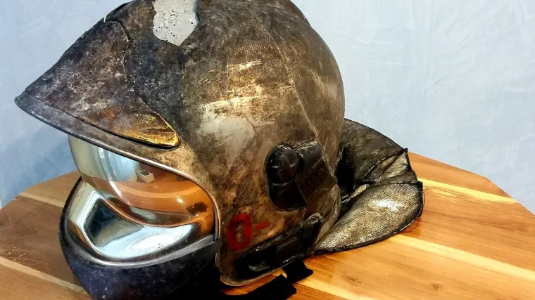 Ovo je kaciga vatrogasca koji je jutros gasio požar u Zagrebu