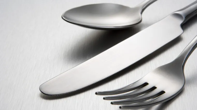 Poljaci uključili i vilicu u spor s Francuskom oko helikoptera: 'Mi smo vas naučili jesti s njom'