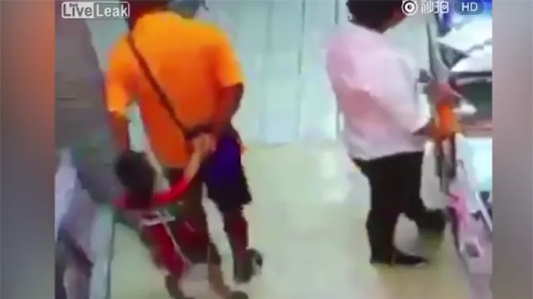 Uznemirujuća snimka: otac slučajno ubio dijete u supermarketu - pao na njega i slomio mu vrat