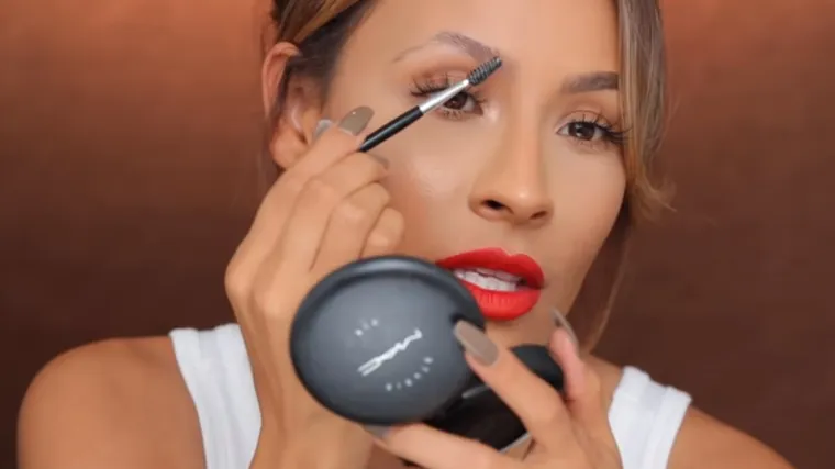 Kome treba gel? Stavila je sapun na obrve i skoro pala sa stolice od iznenađenja