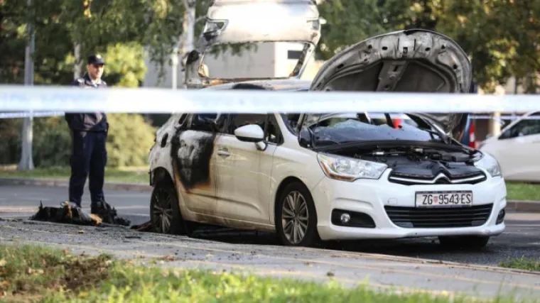 Dvojac koji je demolirao i zapalio Uberov automobil zadržan u pritvoru