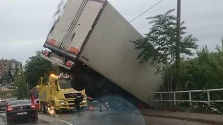 (FOTO) Nesreća u Rijeci: Kamion probio ogradu i sletio u jarak