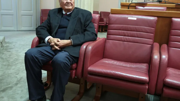 Manolić nije propustio konstituirajuću sjednicu Sabora: razgovarao sa &Scaron;eksom pa isprobao zastupničke fotelje