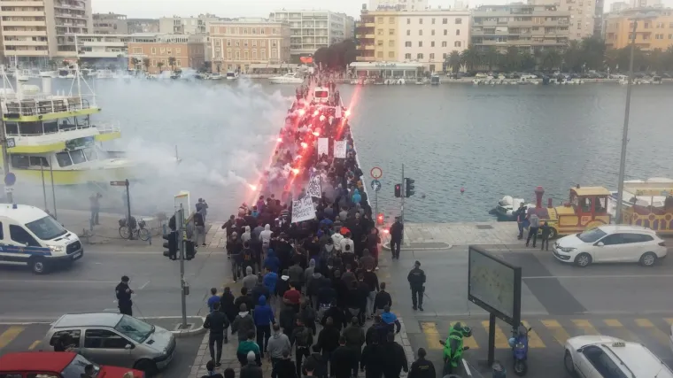 Prosvjed stotina navijača Tornada: 'Zadar je na&scaron;, Uprava odlazi!' odjekivalo gradom