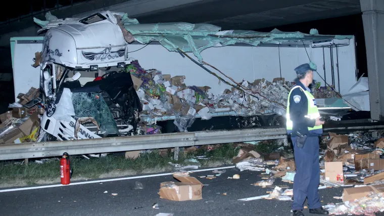 Stra&scaron;na nesreća na zagrebačkoj obilaznici: kamion se zabio u nadvožnjak, poginuli vozač i suvozač